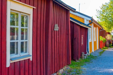 Finlandiya 'nın Neristan ilçesindeki renkli kereste evleri Jakobstad.