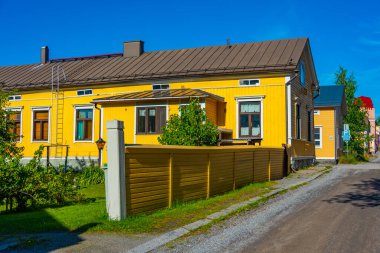 Finlandiya 'nın Neristan ilçesindeki renkli kereste evleri Jakobstad.