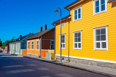 Finlandiya 'nın Neristan ilçesindeki renkli kereste evleri Jakobstad.