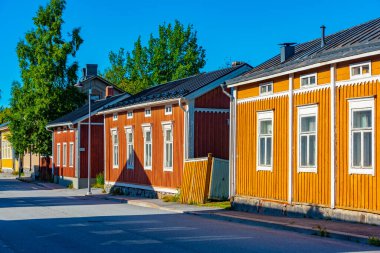 Finlandiya 'nın Neristan ilçesindeki renkli kereste evleri Jakobstad.
