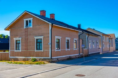 Finlandiya 'nın Neristan ilçesindeki renkli kereste evleri Jakobstad.