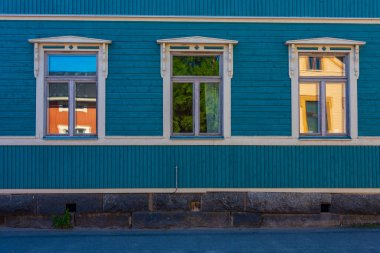 Finlandiya 'nın Neristan ilçesindeki renkli kereste evleri Jakobstad.