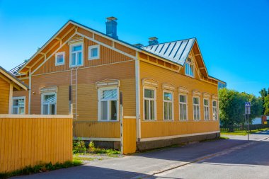 Finlandiya 'nın Neristan ilçesindeki renkli kereste evleri Jakobstad.