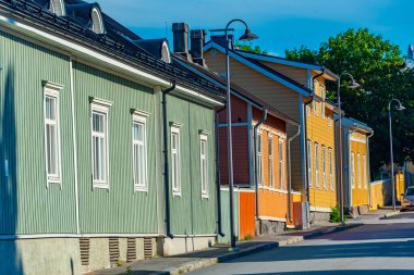 Finlandiya 'nın Neristan ilçesindeki renkli kereste evleri Jakobstad.