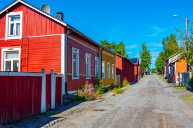 Finlandiya 'nın Neristan ilçesindeki renkli kereste evleri Jakobstad.