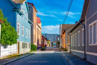 Finlandiya 'nın Neristan ilçesindeki renkli kereste evleri Jakobstad.