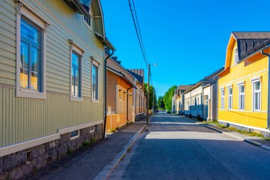 Finlandiya 'nın Neristan ilçesindeki renkli kereste evleri Jakobstad.
