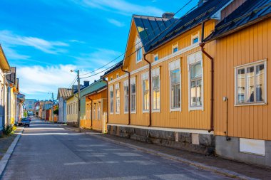 Finlandiya 'nın Neristan ilçesindeki renkli kereste evleri Jakobstad.