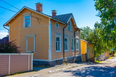 Finlandiya 'nın Neristan ilçesindeki renkli kereste evleri Jakobstad.