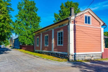 Finlandiya 'nın Neristan ilçesindeki renkli kereste evleri Jakobstad.