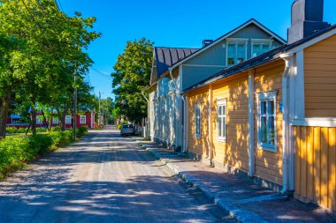 Finlandiya 'nın Neristan ilçesindeki renkli kereste evleri Jakobstad.