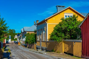 Finlandiya 'nın Neristan ilçesindeki renkli kereste evleri Jakobstad.