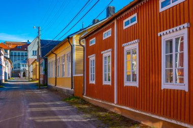 Finlandiya 'nın Neristan ilçesindeki renkli kereste evleri Jakobstad.