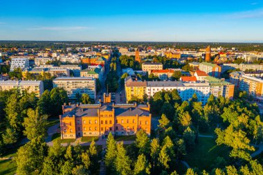 Finlandiya şehir merkezi Vaasa 'nın günbatımı manzarası.