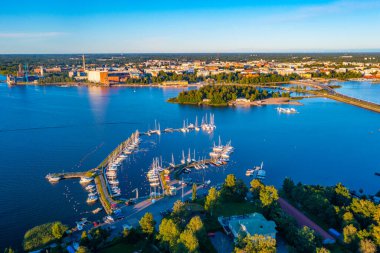 Finlandiya 'nın Vaasa kentinin günbatımı manzarası.