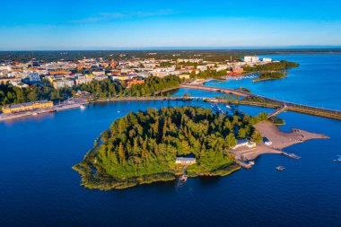 Finlandiya 'nın Vaasa kentinin günbatımı manzarası.