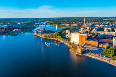 Finlandiya 'nın sanayi bölgesi Vaasa' nın günbatımı manzarası.