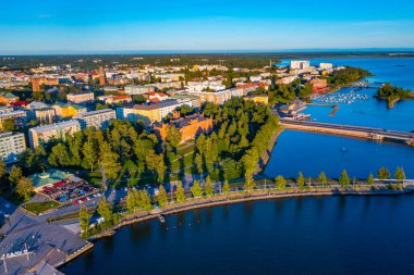 Finlandiya şehir merkezi Vaasa 'nın günbatımı manzarası.