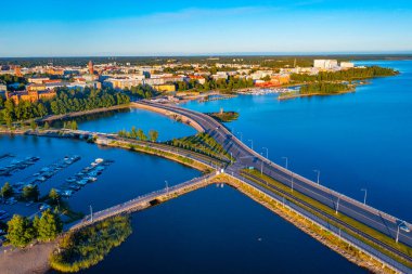 Finlandiya 'nın Vaasa kentinin günbatımı manzarası.