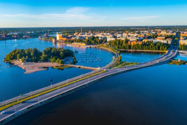 Finlandiya 'nın Vaasa kentinin günbatımı manzarası.