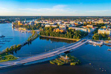 Finlandiya şehir merkezi Vaasa 'nın günbatımı manzarası.