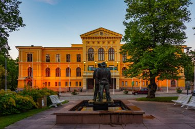 Finlandiya 'nın Vaasa kentindeki belediye binasının gün batımı manzarası.