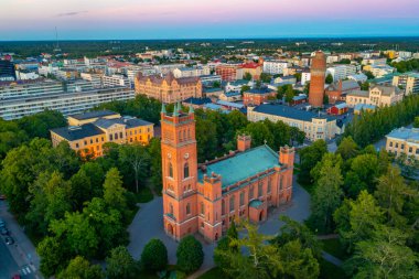 Finlandiya 'daki Vaasa Kilisesi ya da Trinity Kilisesi' nin gün batımı.