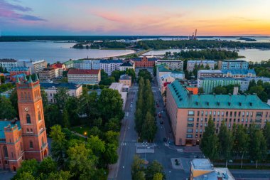 Finlandiya şehir merkezi Vaasa 'nın günbatımı manzarası.