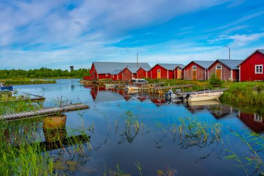 Finlandiya 'daki Svedjehamn' da kırmızı kereste sandal evleri.