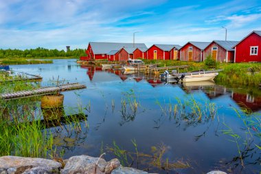 Finlandiya 'daki Svedjehamn' da kırmızı kereste sandal evleri.