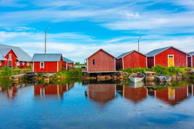Finlandiya 'daki Svedjehamn' da kırmızı kereste sandal evleri.