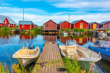 Finlandiya 'daki Svedjehamn' da kırmızı kereste sandal evleri.