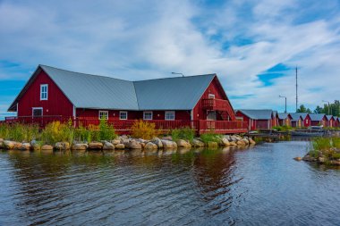 Finlandiya 'daki Svedjehamn' da kırmızı kereste sandal evleri.