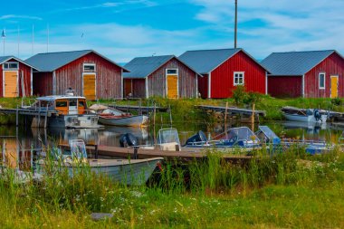 Finlandiya 'daki Svedjehamn' da kırmızı kereste sandal evleri.