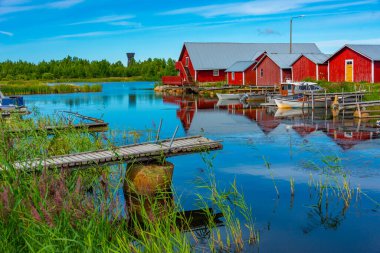 Finlandiya 'daki Svedjehamn' da kırmızı kereste sandal evleri.