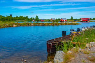 Finlandiya 'daki Svedjehamn' da kırmızı kereste sandal evleri.