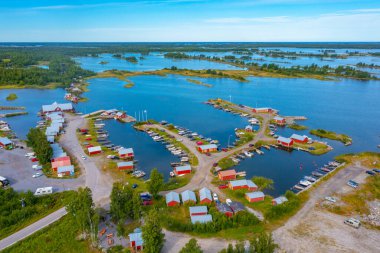 Finlandiya 'nın Svedjehamn kentindeki kırmızı kereste sandal evlerinin havadan görünüşü.