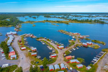 Finlandiya 'nın Svedjehamn kentindeki kırmızı kereste sandal evlerinin havadan görünüşü.