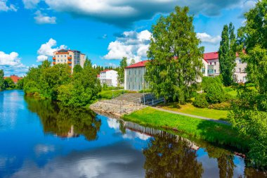 Kokkola, Finlandiya 'daki Kyrnajoki nehrinin Riverside Parkı.