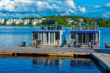 Jyvaskyla Finlandiya 'da bir gölde tekne ev.