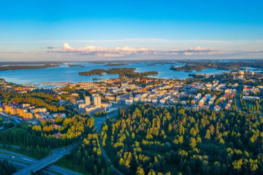 Finlandiya 'nın Kuopio kentinin günbatımı manzarası.