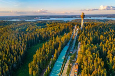 Finlandiya 'nın Kuopio kentinde Puijo kulesi ve kayakla atlama sporları kompleksi.