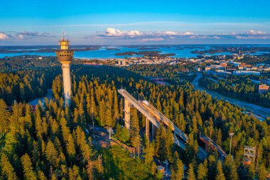 Finlandiya 'nın Kuopio kentinde Puijo kulesi ve kayakla atlama sporları kompleksi.