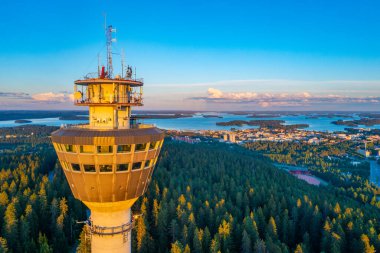 Puijo kulesi ve Fin kenti Kuopio 'nun panoraması.