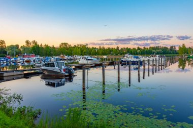 Finlandiya, Kuopio 'da bir marina manzarası..