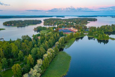 Finlandiya 'nın Kuopio kentini çevreleyen adaların gün batımı manzarası.