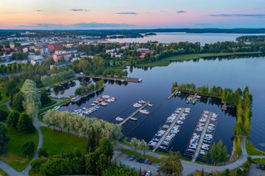 Finlandiya, Kuopio 'da bir marina manzarası..