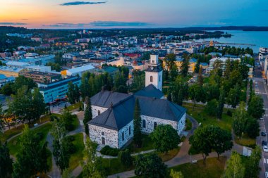 Finlandiya 'daki Kuopio Katedrali' nin günbatımı manzarası.