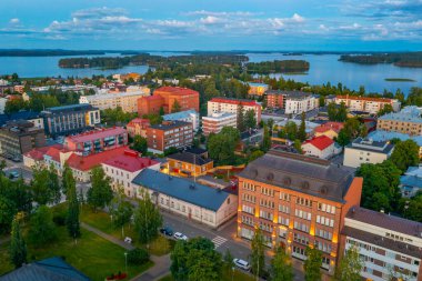 Finlandiya 'nın Kuopio kentinin günbatımı manzarası.