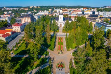 Finlandiya, Kuopio 'daki Snellman Park' ın arkasındaki katedral..